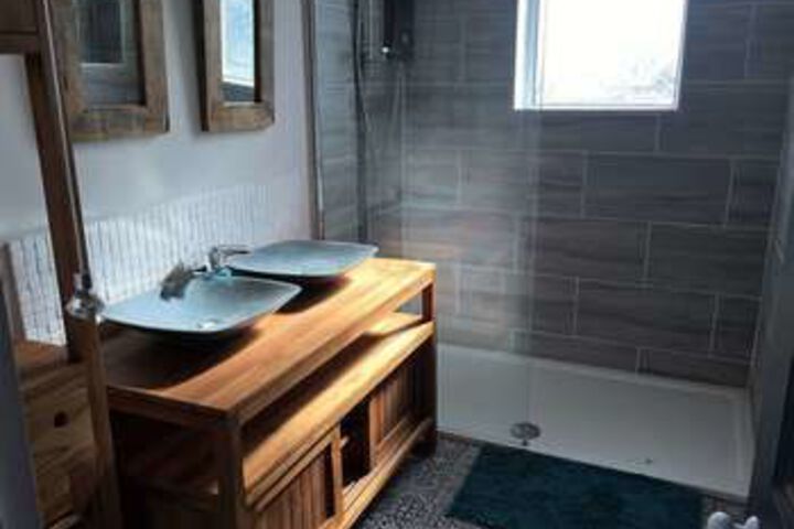 Room 2 of 28