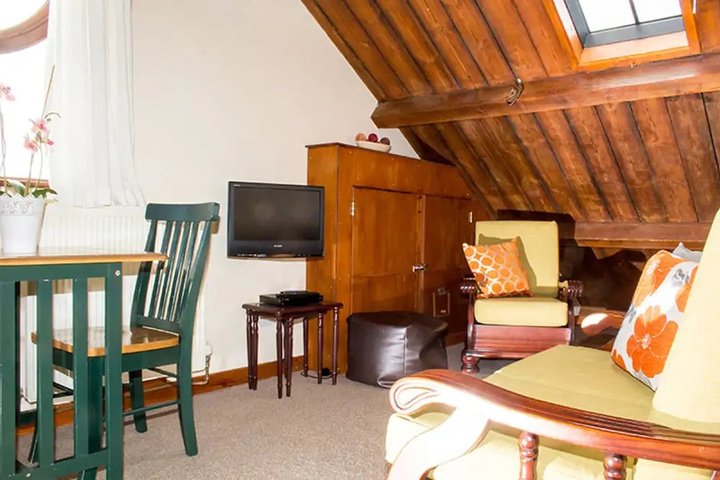 Room 2 of 5