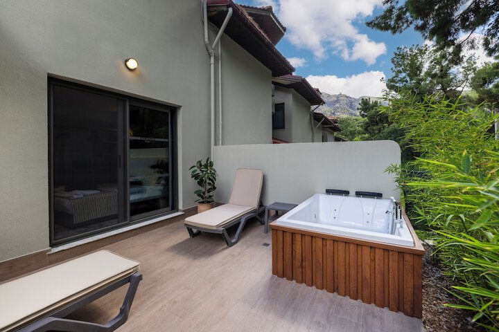 Jetted tub