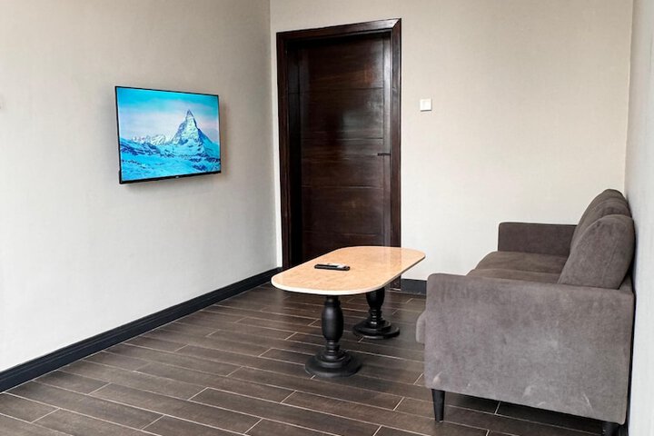 Room 5 of 9
