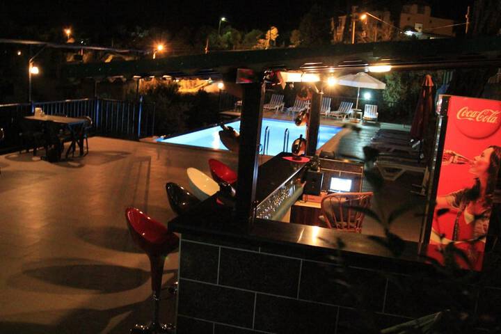 Lounge 42 of 63