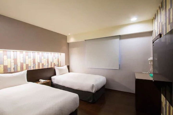 Room 9 of 18