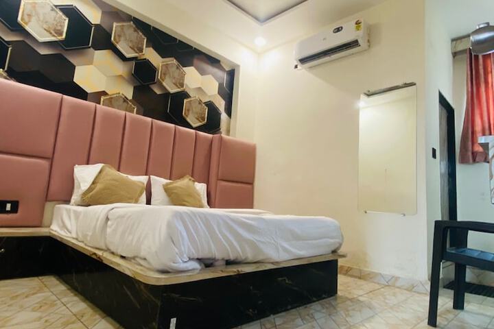 Room 8 of 19