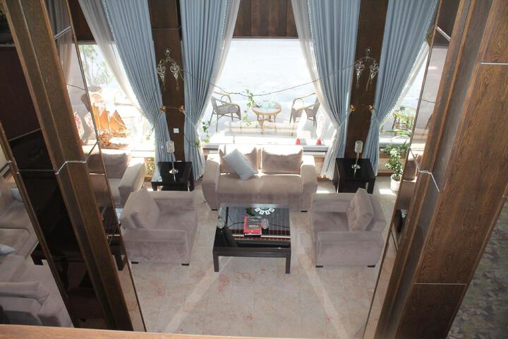 Lounge 14 of 23