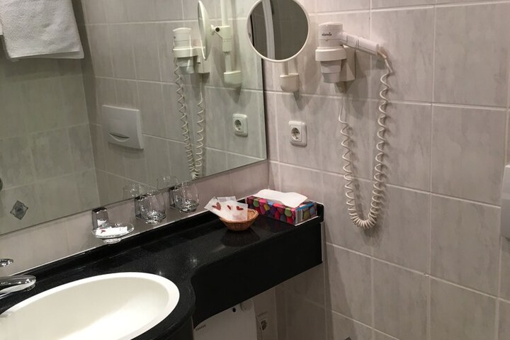 Room 6 of 26