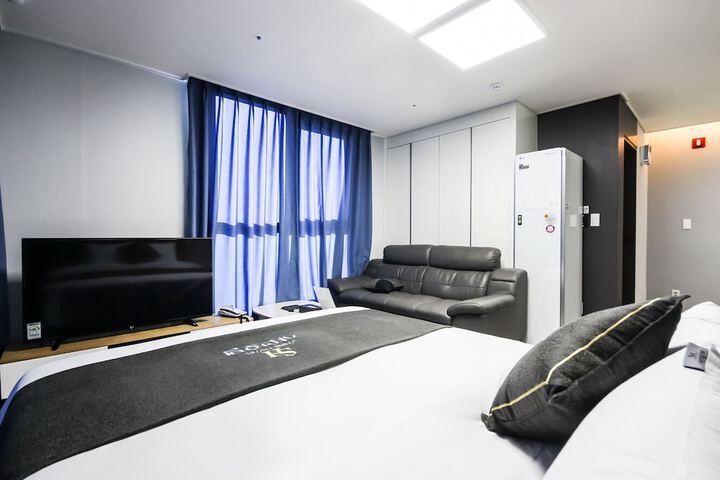 Room 33 of 65