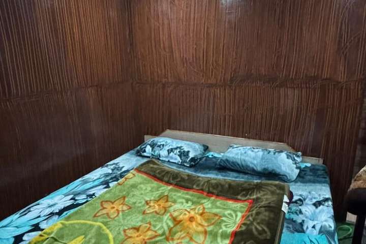 Room 4 of 8