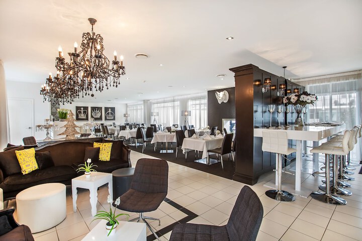 Lounge 58 of 67