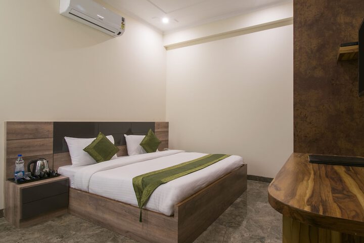 Room 4 of 33