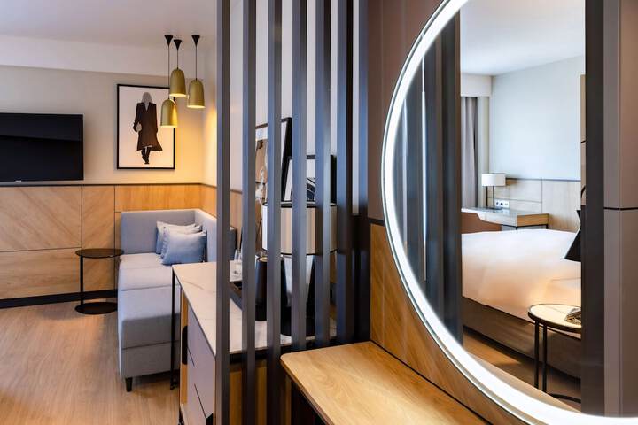 Room 32 of 158