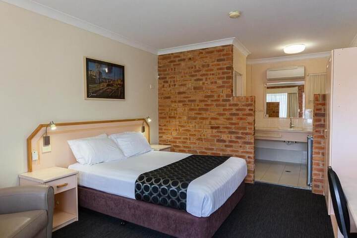 Room 28 of 77