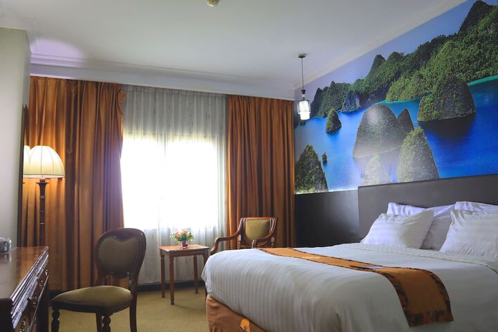 Room 7 of 32