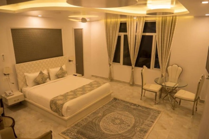 Room 12 of 18