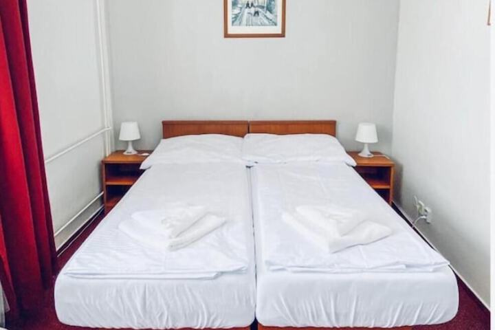 Room 8 of 28