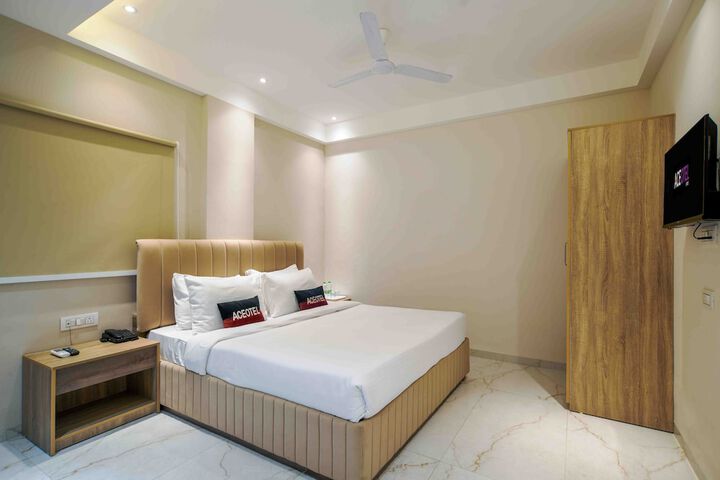 Room 9 of 33