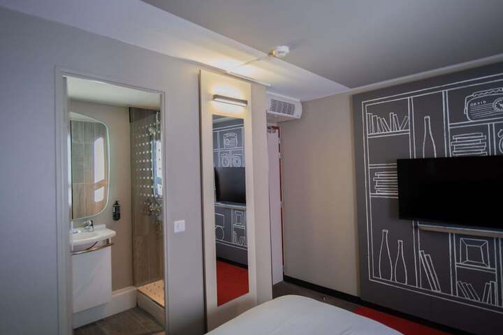 Room 28 of 49