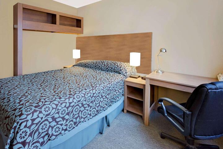 1 Queen Bed (14 of 16)