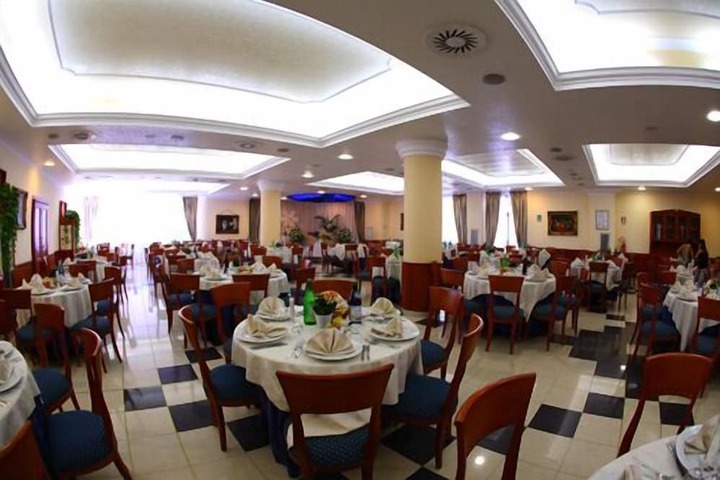 Ballroom/Hall 18 of 23