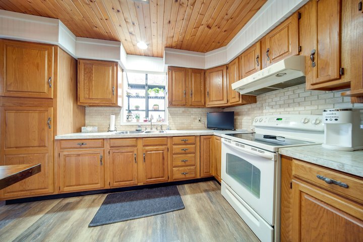 North Jackson Vacation Rental w / Wraparound Deck!