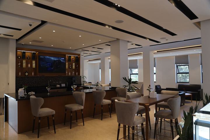 Lounge 48 of 56
