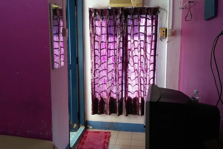 Room 8 of 32