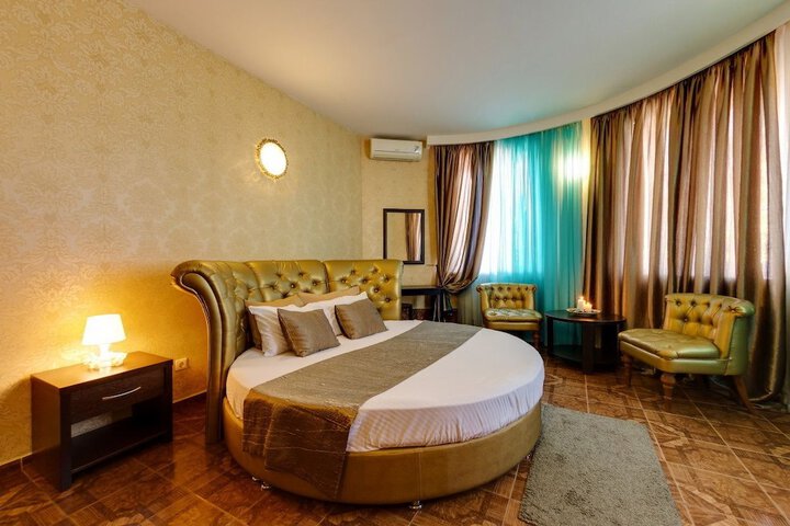 Room 10 of 25