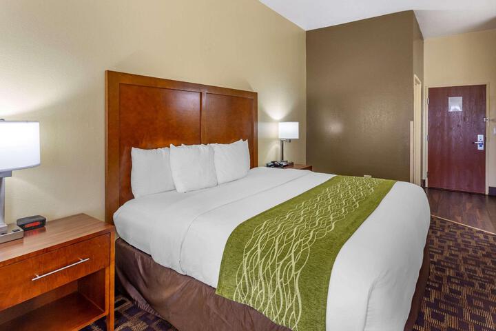 1 King Bed (3 of 22)