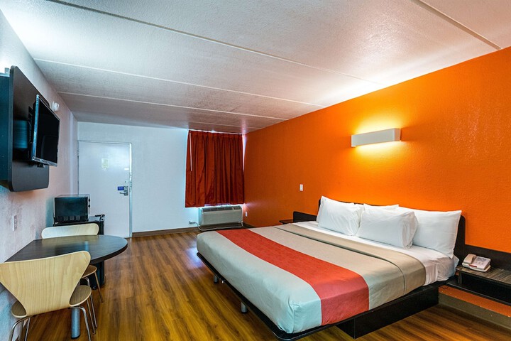 Room 6 of 30