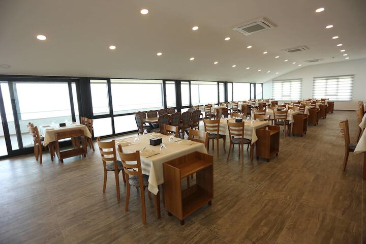 Dining 18 of 21