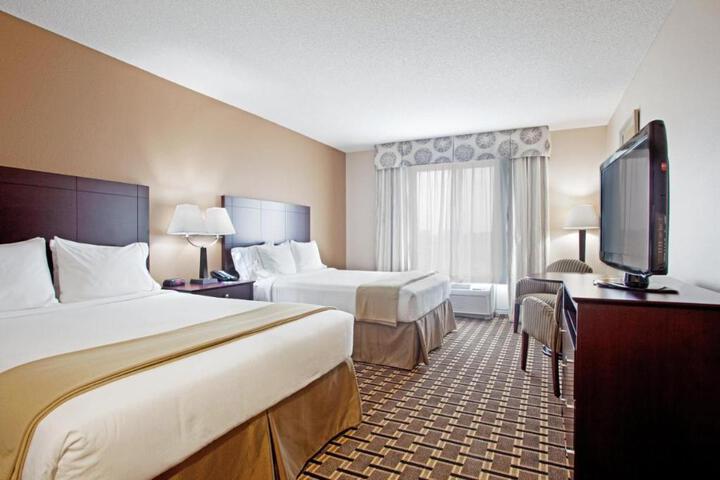 2 Queen Beds (12 of 13)