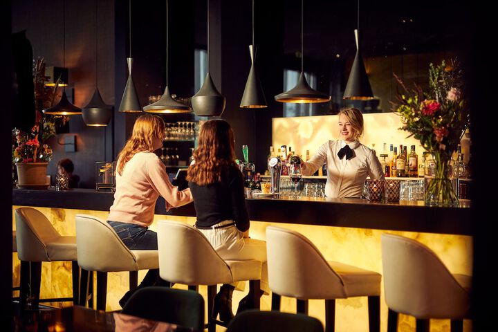 Lounge 54 of 61
