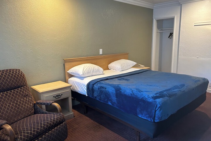 1 King Bed (14 of 15)