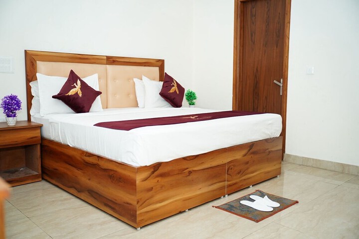 Room 4 of 8
