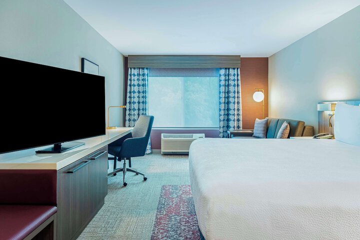 1 King Premium with in Room Drinks Snacks (4 of 17)