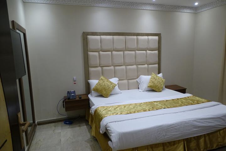 Room 9 of 28