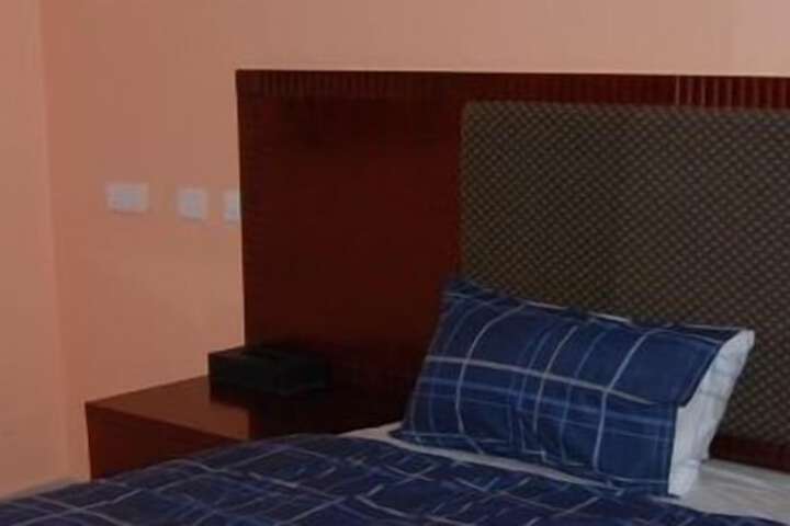 Room 10 of 18