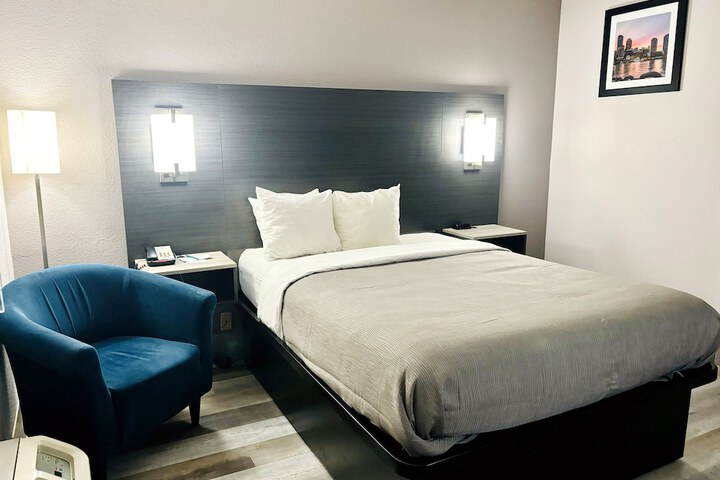 1 Queen Bed Accessible (19 of 21)