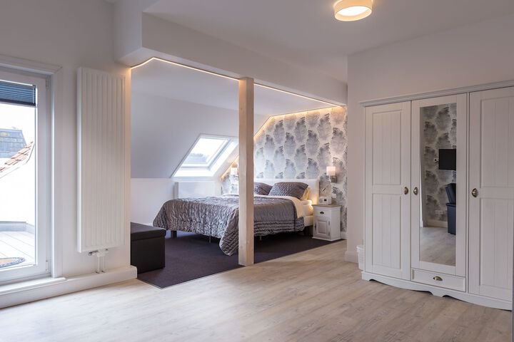Room 9 of 76