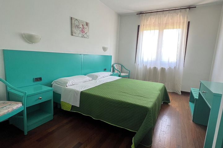 Room 2 of 50