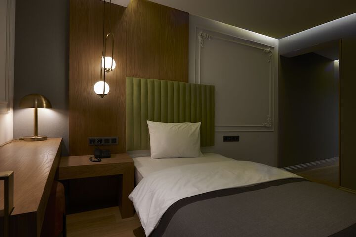 Room 12 of 32
