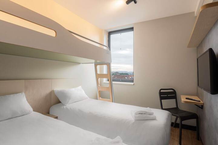 Room 15 of 37