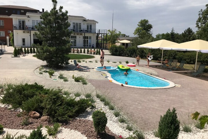 Pool 90 of 151