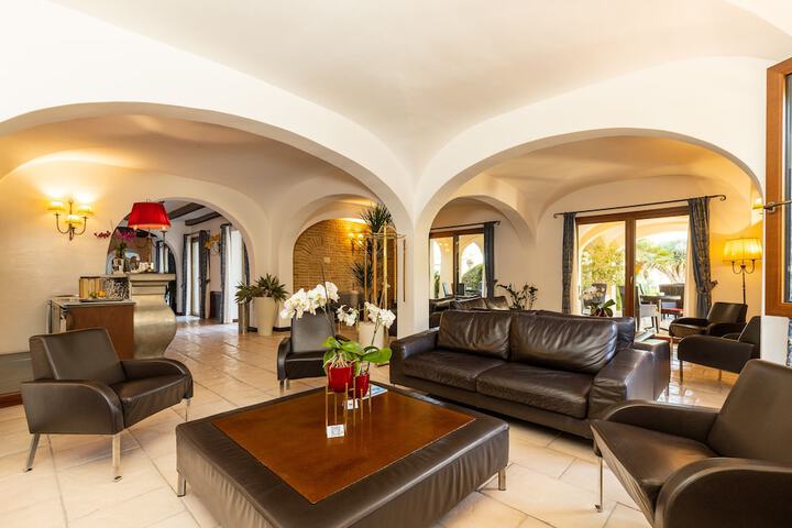 Entrance & Lobby