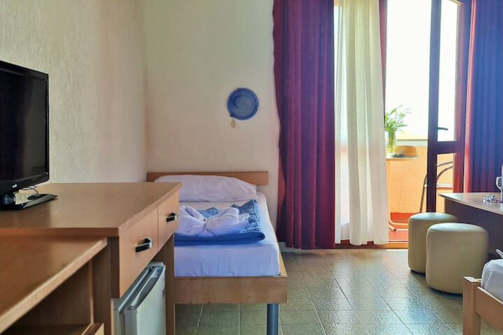 Room 9 of 42