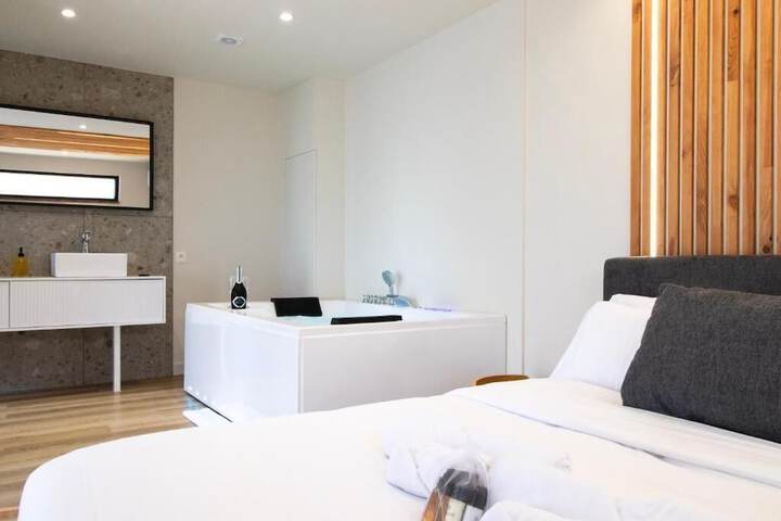 Room 4 of 33