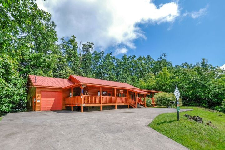 PAULS PARADISE - TWO BEDROOM CABIN in Gatlinburg, TN