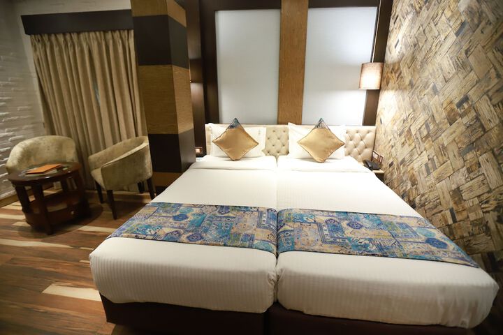 Room 8 of 33