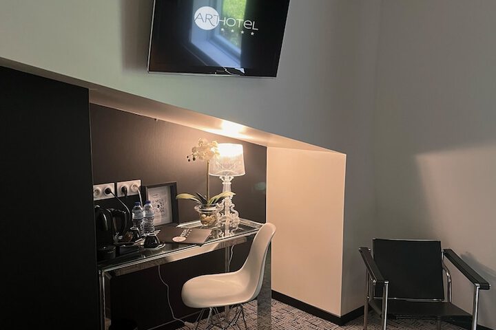 Room 42 of 106