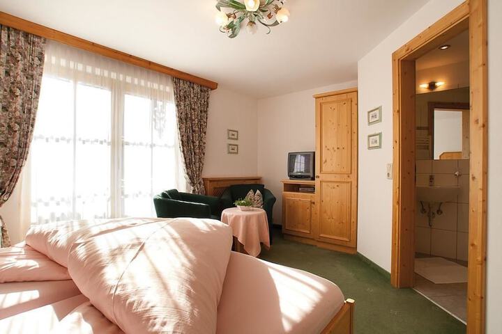 Room 7 of 12
