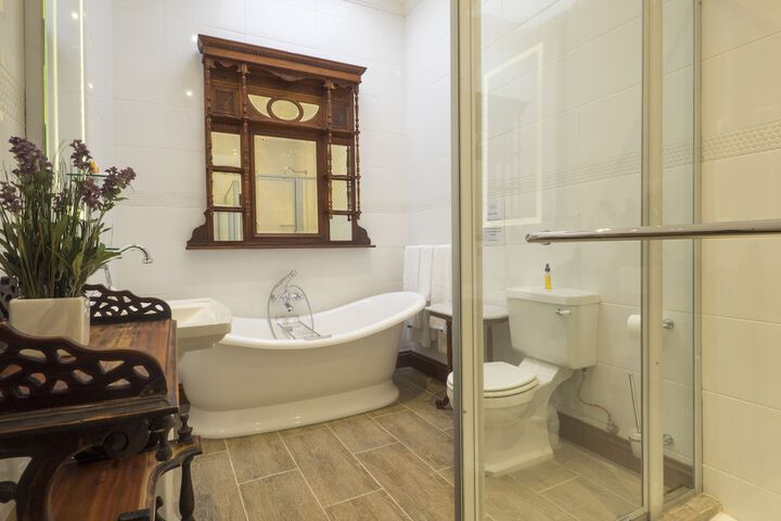 Deep soaking bathtub